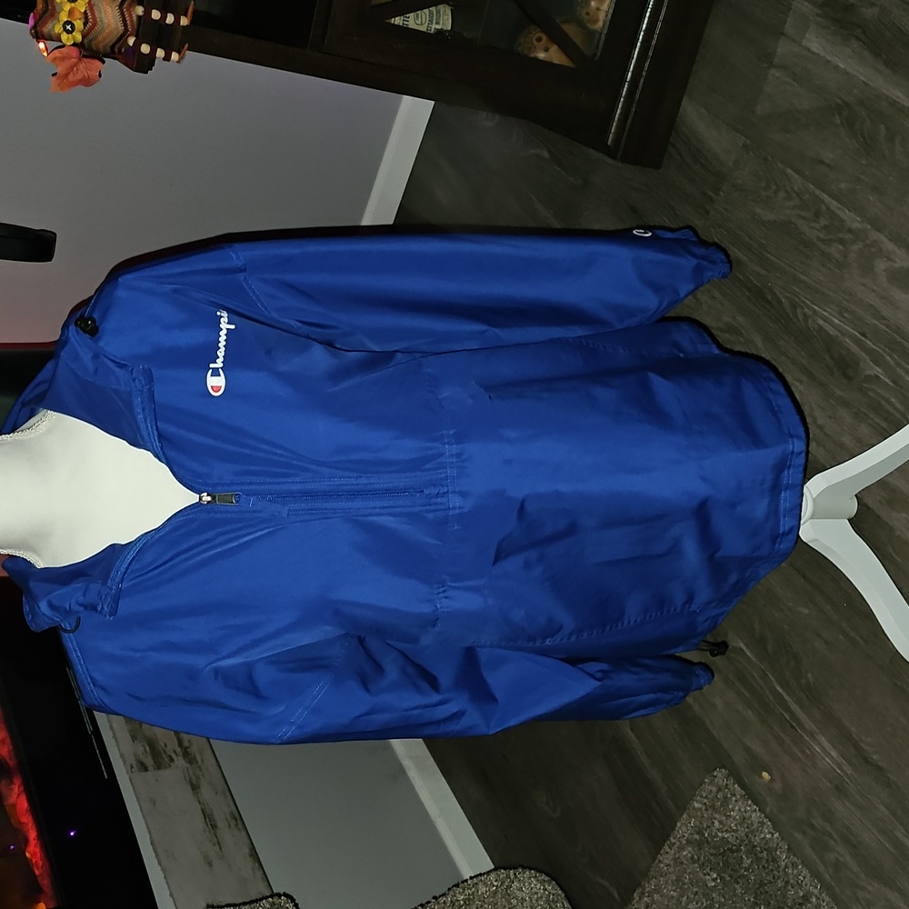 Champion mens blue,red,white pullover windbreaker sz large. Front pocket